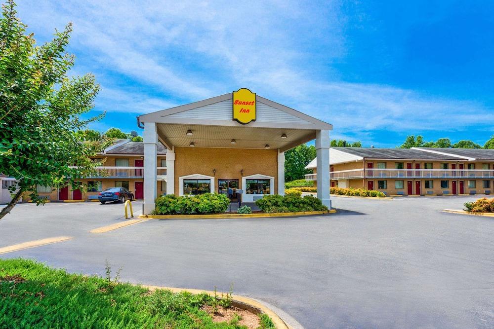 Sunset Inn Northlake Charlotte Bagian luar foto