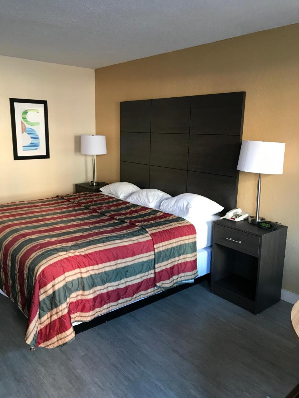 Sunset Inn Northlake Charlotte Bagian luar foto