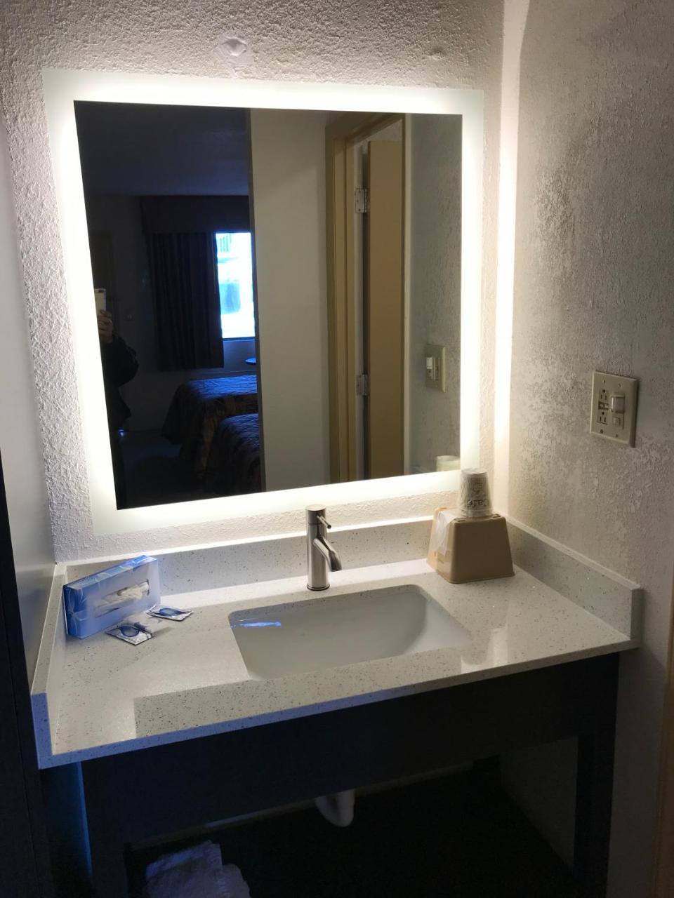 Sunset Inn Northlake Charlotte Bagian luar foto