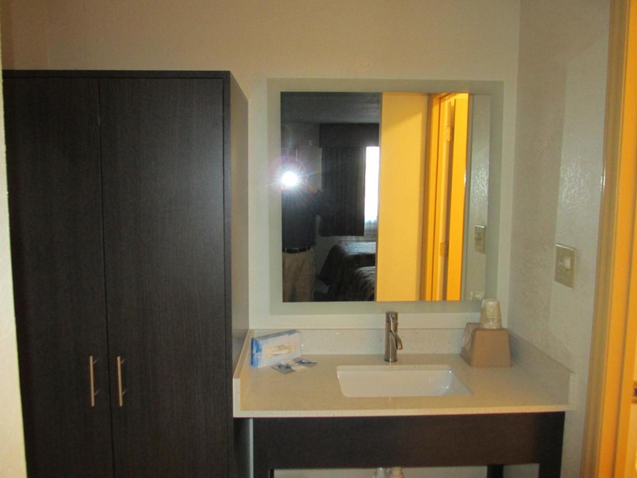 Sunset Inn Northlake Charlotte Bagian luar foto